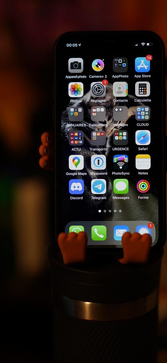 黄蓉的秘密 App 首页竖屏界面，顶部是暖橙色搜索框，下方排列人物线索卡片，卡片左侧有细竖线分隔，整体留白充裕